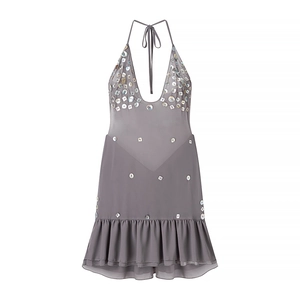 Robe mini licou grise sexy avec détails de paillettes et ourlet à volants sur fond blanc