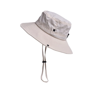 Dettaglio di cappello beige impermeabile da outdoor con cordino nero regolabile