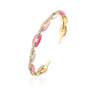 Dettaglio macro del bracciale placcato oro con smalto rosa e pavé di zirconi bianchi