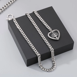 Chaîne cubaine en argent avec pendentif cœur arbre de vie sur une boîte cadeau noire