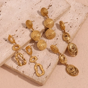 Détails des boucles d'oreilles martelées plaquées or 18K au design géométrique