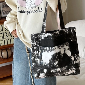 Borsa tote artistica in tela tie-dye con tasca frontale e tracolla nera sulla spalla
