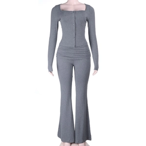 Détail d'un ensemble en maille grise avec haut à col carré et pantalon évasé élégant