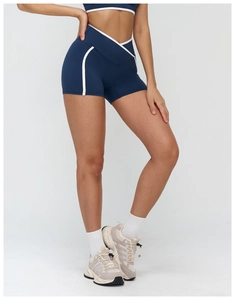 Détail du short de yoga taille haute avec taille croisée et passepoil blanc contrasté