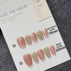 Faux ongles œil de chat blanc jasmin avec détails de nacre et feuille d'or, forme cercueil