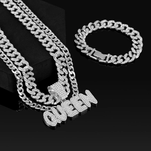Dettaglio del set collana e bracciale a catena cubana argento con ciondolo QUEEN con strass
