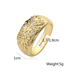 Detailed view of irregular gold ring with gems showing 1cm width and 5g weight data