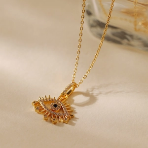 Makroaufnahme der 18K Goldkette mit blauem Edelstein und weißen Zirkonia im Auge-Design