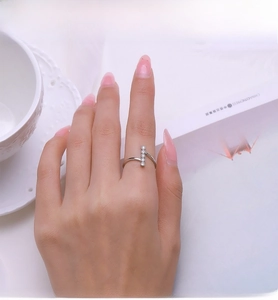 Lifestyle shot of S925 sterling silver ring with five zircons on a crossed band
