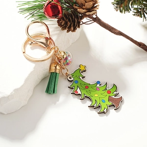 Porte-clés sapin de Noël en bois avec gland vert et boule de verre sur socle pierre