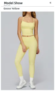 Détail ensemble de yoga jaune pâle avec débardeur col en U et legging de sport taille haute