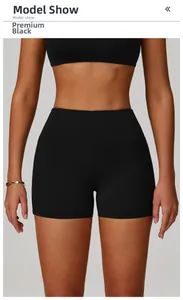 Gros plan du short de yoga noir à taille haute montrant la compression sur le modèle