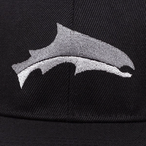Cappellino trucker nero in mesh con ricamo a forma di squalo e trama in cotone twill