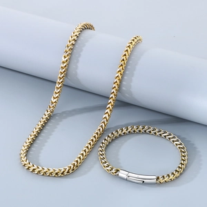 Détail macro de l'ensemble collier et bracelet en maille Figaro bicolore or et argent