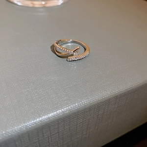 Vue détaillée de la bague croisée en argent sertie de micro-pierres de zircone cubique