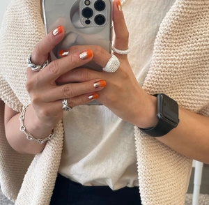 Minimalist 925 silver rings and chain bracelet styled in a lifestyle mirror selfie