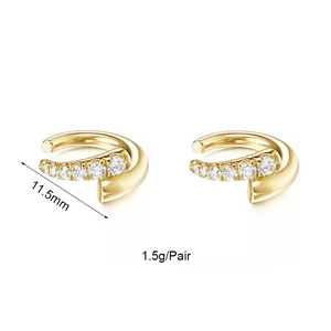 Detail der 11,5-mm-Gold-Ohrmanschette mit Zirkon-Inlay und C-förmigem Öffnungsdesign
