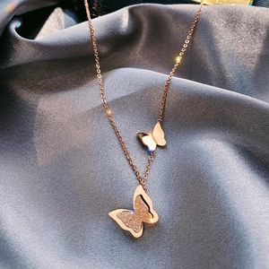 Collier Pendentif Papillon Acier Titane Plaqué Or Élégant Double Papillon Ras Du Cou Pour Femmes Style Ins Minimaliste