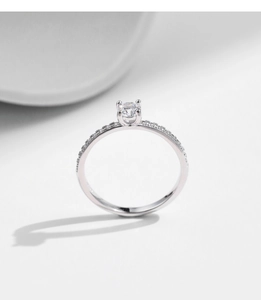 Detailansicht eines S925 Silber-Moissanit-Rings mit klassischer Vier-Krallen-Fassung oben
