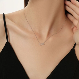 Dettaglio della collana con ciondolo LOVE argento e zirconi su catena sottile