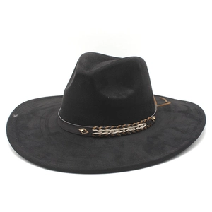 Detail eines schwarzen Velourslederhutes mit Flechtband und Vintage-Metallnieten