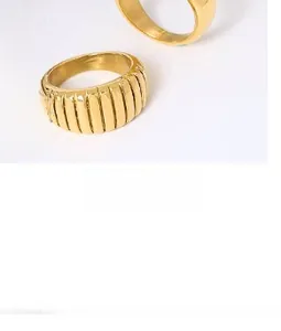 Vue détaillée d'une bague croissant plaquée or et d'un anneau lisse sur magazine