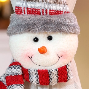 Detailansicht eines Plüsch-Schneemann-Vorhanghalters mit Strickmütze für die Weihnachtsdeko