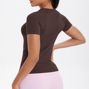 Dettaglio della maglietta fitness marrone scuro con trama traspirante e design dalla linea aderente