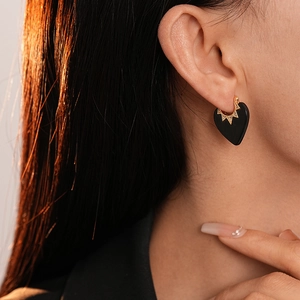 Boucles d'oreilles cœur en émail noir style gothique avec plaqué or et zircon