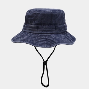 Détail d'un chapeau de soleil en denim délavé bleu foncé avec coutures et cordon ajustable