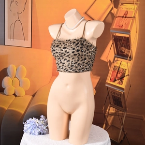 Détail du haut court à sequins imprimé léopard avec texture pelucheuse et fines bretelles