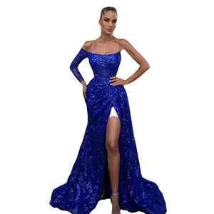 Dettaglio dell'abito con paillettes blu reale con spalla asimmetrica e spacco