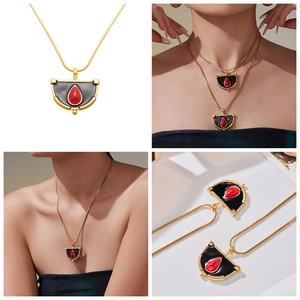 Détail de la chaîne serpent plaquée or 18k avec pendentif émail noir et pierre goutte rouge