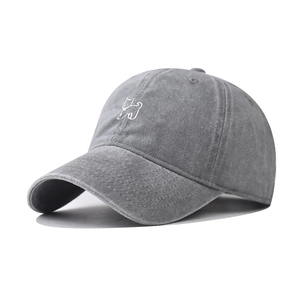 Gros plan sur une casquette en coton délavé gris avec motif de chien brodé blanc