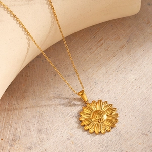 Elegant 18K gold plated stainless steel sunflower pendant necklace for women in gold color