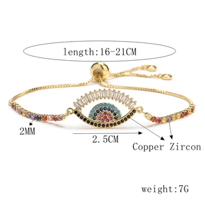 Détail macro du bracelet Oeil de Turquie montrant les dimensions et les zircons colorés