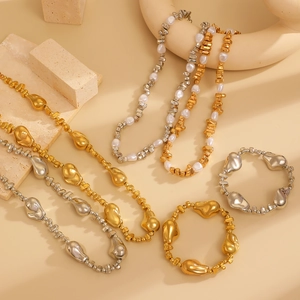 Parure collier et bracelet en perles baroques irrégulières dorées et argentées