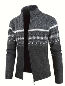 Détail du cardigan pour homme avec dégradé gris et motif géométrique blanc tressé