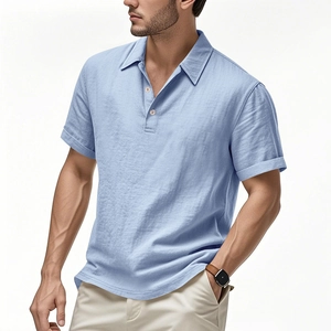 Détail de polo en lin bleu clair avec texture respirante et col à boutons pour hommes
