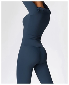 Détail de l'ensemble de yoga bleu marine avec haut à manches longues et legging de compression