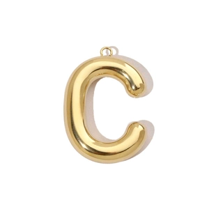 Vue détaillée d'un pendentif lettre C creuse en acier inoxydable doré poli miroir 3D