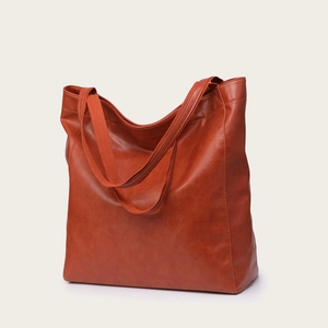 Détail du sac cabas en cuir marron orange montrant sa grande capacité et sa texture