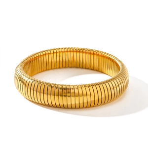 Vue détaillée d'un bracelet extensible doré à motif serpent avec spécifications de taille