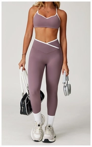 Detail van high-waist yogalegging met V-vormige kruisband en witte contrasterende bies