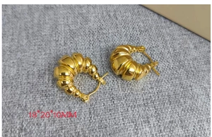 Détail des créoles creuses plaquées or 18 carats style croissant, taille 18x20x10mm