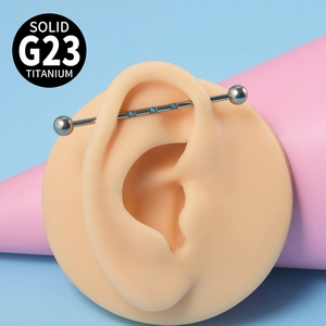 Barbell industriel en titane G23 massif avec pierres bleues sur modèle d'oreille