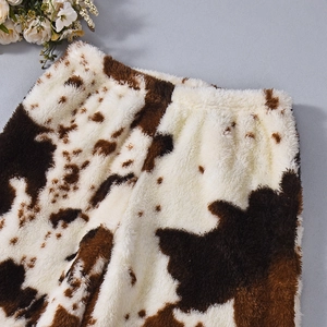 Détail de la texture en polaire douce et de la taille élastique du pantalon vache