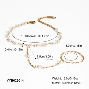 Vue détaillée du bracelet-bague en acier doré avec perles et étiquettes de mesure