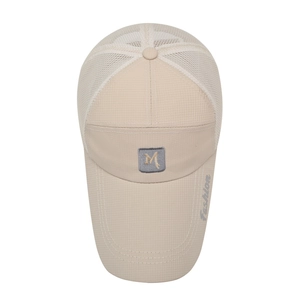Men's breathable mesh baseball cap in beige with M logo patch for summer outdoor activities