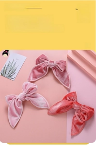 Vue détaillée de l'ensemble de trois barrettes à nœuds en velours rose texture douce